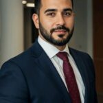 Home homem elegante de terno azul em ambiente corporativo business man portrait (1)